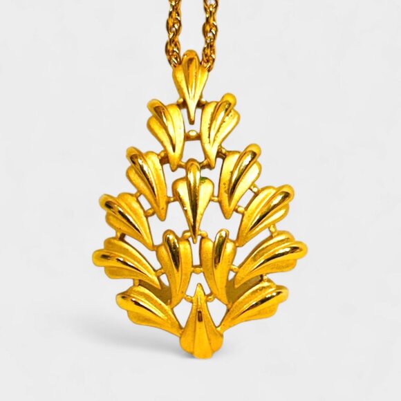 Vintage Trifari Large Gold Tone Pendant and Long Trifari Rope Chain - Picture 2 of 10